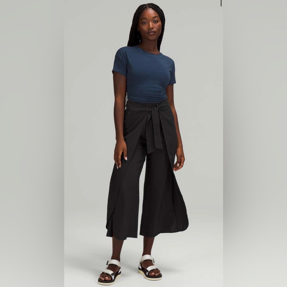 ๐ช MAKE OFFER NWT Lululemon Black Wrap-Front Wide Leg HR Crop Size 12 - Picture 1 of 15